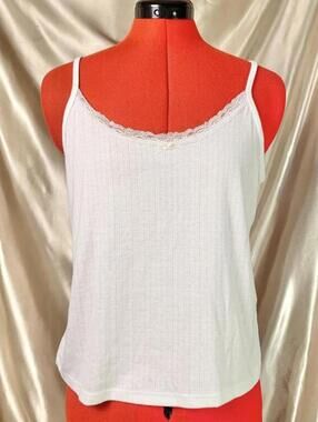 Lace layering camisole with ribbed details!